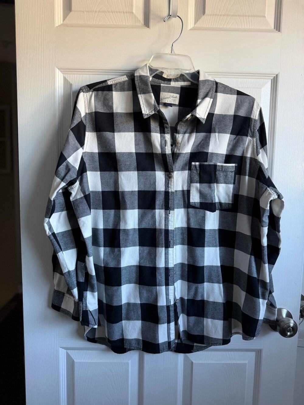 Universal Thread Women’s XL Buffalo Plaid Flannel Shirt Black White Button Dow